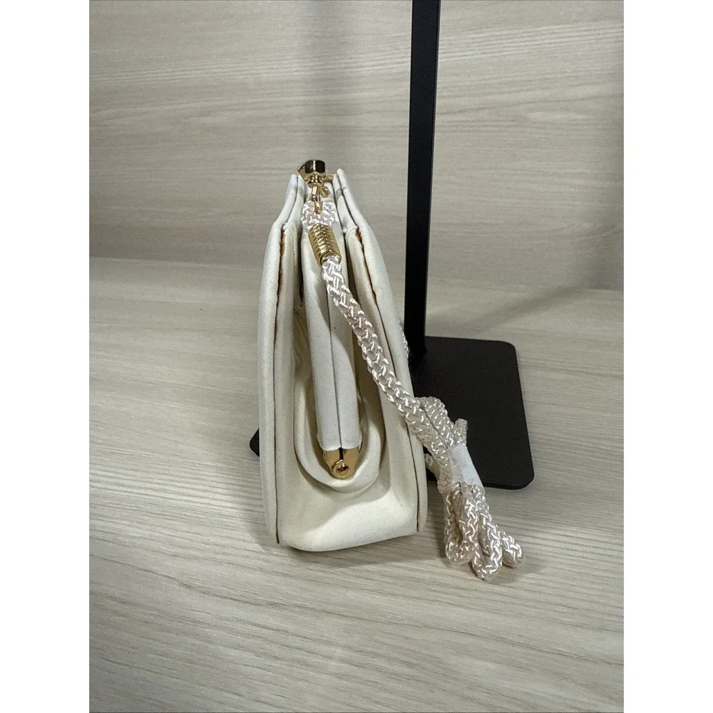 Vintage Tan Satin Kisslock Evening Bag‎ Clutch Purse Gold Tone Kiss Clasp Chain
